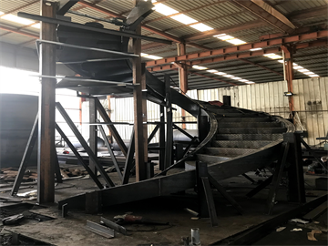    鋼結(jié)構(gòu)旋轉(zhuǎn)樓梯廠(chǎng)內(nèi)加工